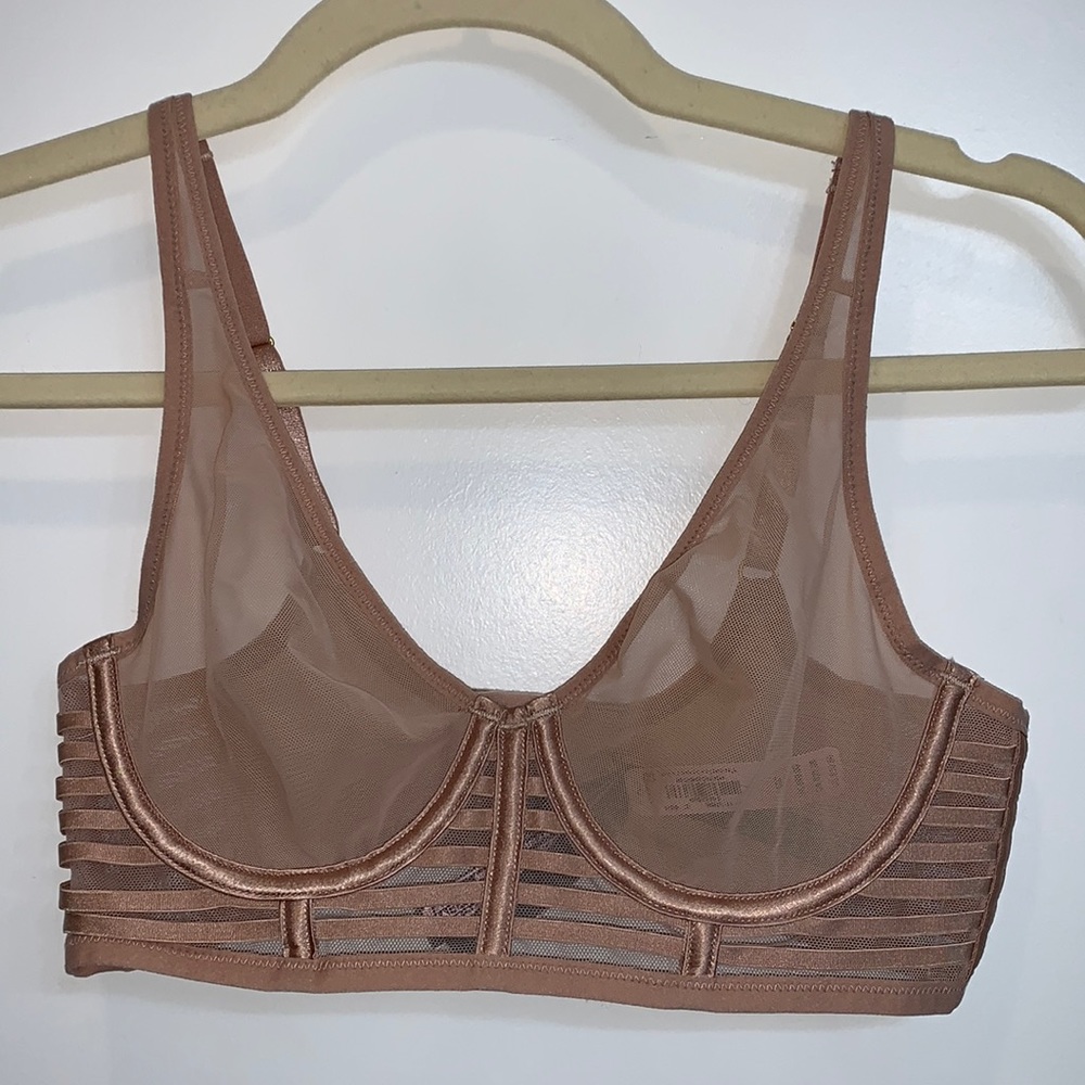 New Victoria Secret nude unlined plunge bra size 32C